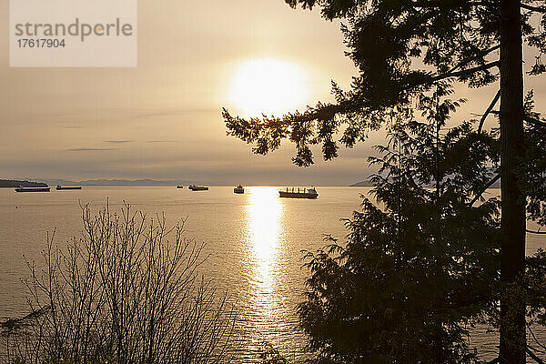 Frachter  Burrard Inlet  English Bay  Stanley Park  Vancouver  British Columbia  Kanada