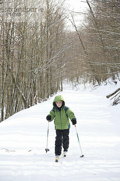Ein siebenjähriger Junge beim Skilanglauf auf einer verschneiten Straße; Monongehela NF - Canaan Valley  West Virginia