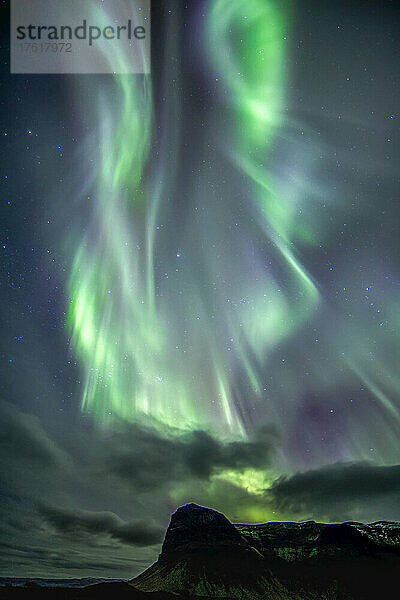 Das Nordlicht tanzt über einer Bergkette an der isländischen Südküste; Vik  Südregion  Island