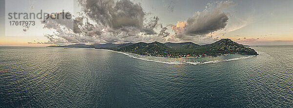 Luftaufnahme von Gili Trawangan und den Gili-Inseln in der Straße von Lombok mit dramatischen Wolkenformationen über den Inseln und einem pastellfarbenen Himmel; West Nusa Tenggara  Indonesien