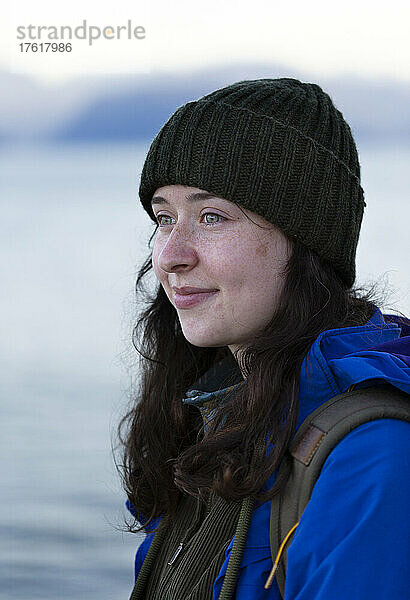 Nahaufnahme einer jungen Frau  die die Natur im Whytecliff Park  Horseshoe Bay  British Columbia  Kanada  genießt