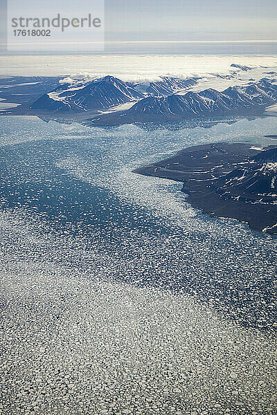 Luftaufnahme von Eisbergen im Fjord  Hornsund  Spitzbergen  Svalbard  Norwegen.