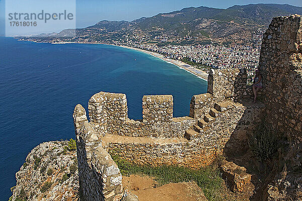 Blick auf das Mittelmeer von den Mauern der Burg von Alanya  Türkei; Blick von den Mauern der Burg von Alanya  an der Mittelmeerküste Anatoliens  Türkei.