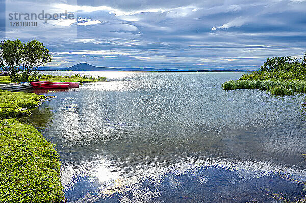 Ruhige Szene am See Myvatn am nordöstlichen Ufer des Dorfes Reykjahlid in der Region Myvatn; Reykjahlid  Nordurland Vestra  Nordregion  Island