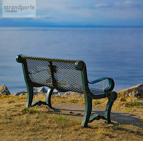 Bank mit Blick auf die Sunshine Coast; British Columbia  Kanada