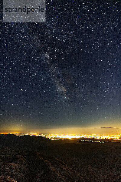 Die Milchstraße über Palm Springs  gesehen vom Keys View im Joshua Tree National Park; Palm Springs  Kalifornien  Vereinigte Staaten von Amerika