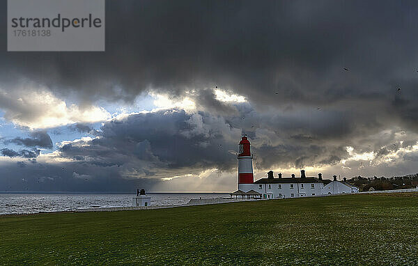 Souter-Leuchtturm entlang der Küste unter bedrohlichen Sturmwolken; South Shields  Tyne And Wear  England