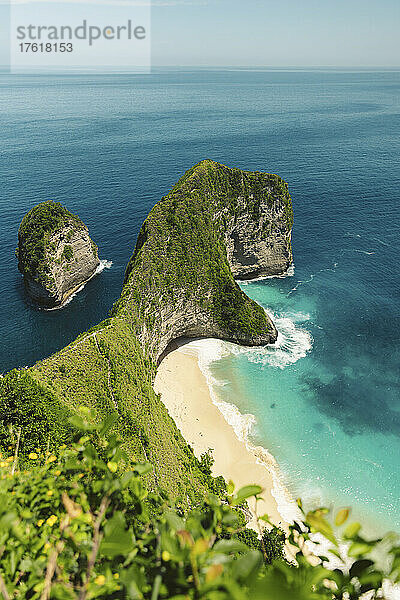 Meeresstapel und Felsformation entlang der Küstenlinie  die auf den Nusa-Inseln in den Ozean ragt; Klungkung Beach  Nusa Penida  Indonesien