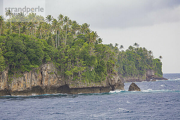 Klippen entlang der felsigen Küste von Tuam Island  einer der Siassi-Inseln in der Bismarcksee vor der Nordküste Papua-Neuguineas; Siassi  Vitiaz Strait  Papua-Neuguinea