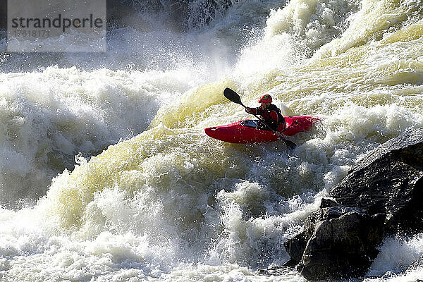 Ein Kajakfahrer fährt auf dem unteren Abschnitt der Great Falls; Potomac River  Maryland.