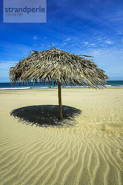 Ein Sonnenschirm am Strand von Vichayito  in der Nähe von Mancora  Nordperu; Strand von Vichayito  in der Nähe von Mancora  an der Pazifikküste Nordperus.