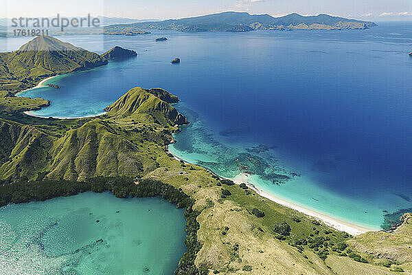 Luftaufnahme der Komodo-Inseln  Komodo-Nationalpark  Heimat des berühmten Komodo-Drachen; Flores  Kleine Sunda-Inseln  Indonesien