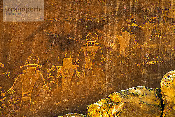 Felszeichnungen an einer Felswand  Teil der Capitol Reef Petroglyphs im Capitol Reef National Park; Utah  Vereinigte Staaten von Amerika