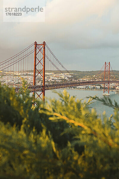 Die Brücke 25 de Abril über den Tejo  die Lissabon und Almada verbindet; Lissabon  Estremadura  Portugal