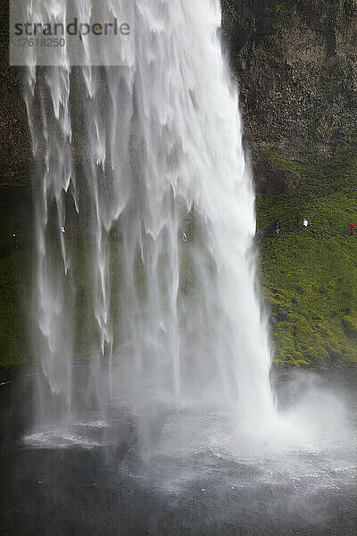 Die untere Hälfte des Seljalandsfoss-Wasserfalls an der Südküste Islands; Seljalandsfoss-Wasserfall  Vik  Island.