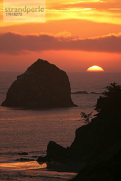 Sonnenuntergang an der Küste von Oregon bei Gold Beach; Gold Beach  Oregon.