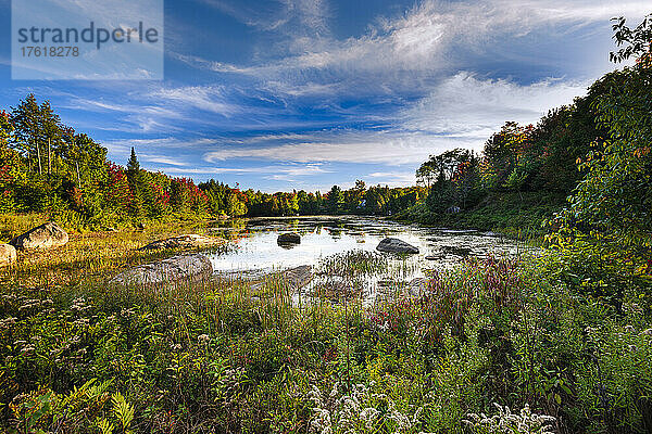 Noel-See und Herbstfarben in den Laurentides von Quebec; Quebec  Kanada