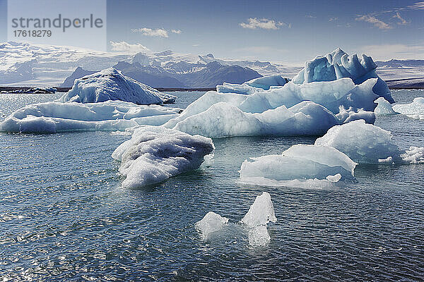 Eisberge in der Lagune von Jokulsarlon  Island; Lagune von Jokulsarlon  Vatnajokull-Nationalpark  Island.