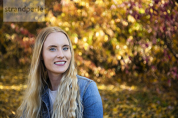 Eine junge querschnittsgelähmte Frau in einem Park an einem schönen Herbsttag; Edmonton  Alberta  Kanada
