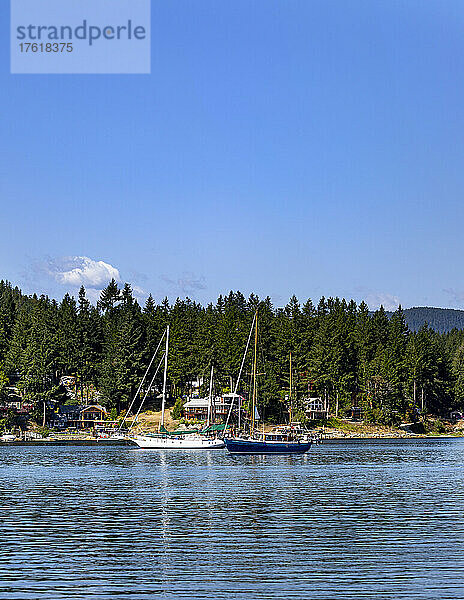 Segelboote vor Madeira Park in Pender Harbour an der Sunshine Coast von BC  Kanada; British Columbia  Kanada