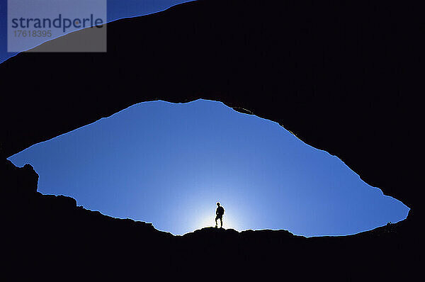 Silhouette eines Mannes unter dem Südfenster Arches National Park  Utah  USA