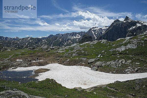 Kleiner Gletscher am Bernardino-Pass  einem hohen Bergpass in den Schweizer Alpen; Schweiz