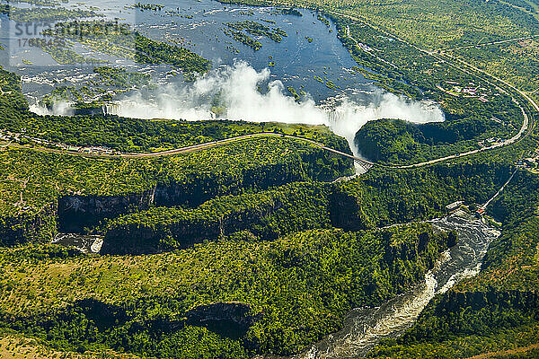 Luftaufnahme der Straßen um Victoria Falls.