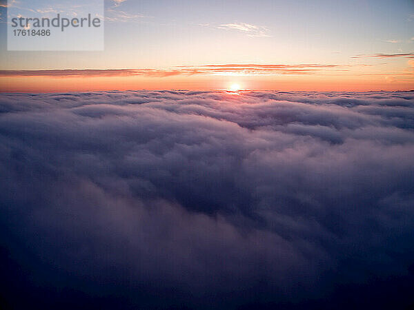 Wolken über Big Sur bei Sonnenuntergang.