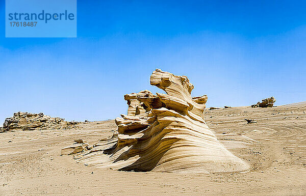 Die versteinerten Überreste von Sanddünen in der Wüste in der Nähe von Abu Dhabi City in Abu Dhabi  VAE. Die Stromleitungen am Horizont wurden entfernt; Abu Dhabi  Vereinigte Arabische Emirate