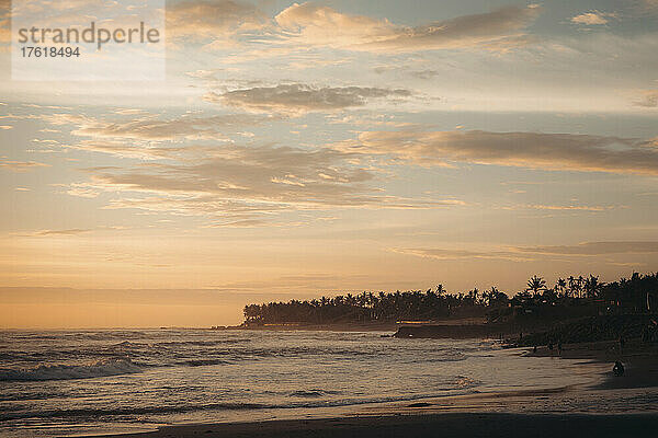 Munggu Beach in Bali bei Sonnenuntergang; Munggu  Bali  Indonesien