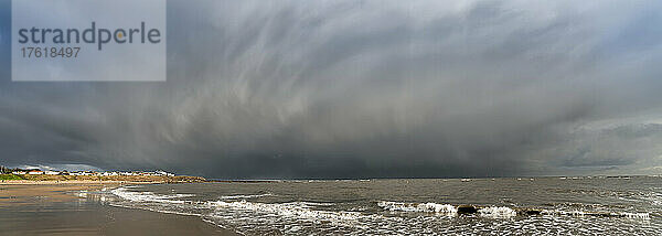 Dramatische Gewitterwolken über dem Atlantischen Ozean und der Küste bei Whitburn; Whitburn  Tyne and Wear  England