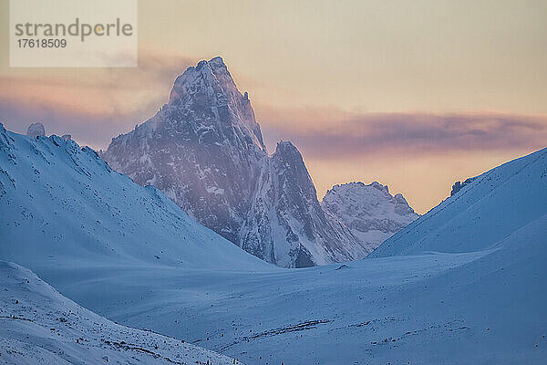 Schneebedeckter Tombstone Mountain im frühen Morgenlicht; Tombstone Territorial Park  Yukon  Kanada