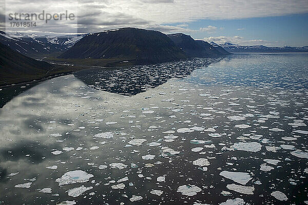 Luftaufnahme eines Eisbergs  Hornsund  Spitzbergen  Svalbard  Norwegen.