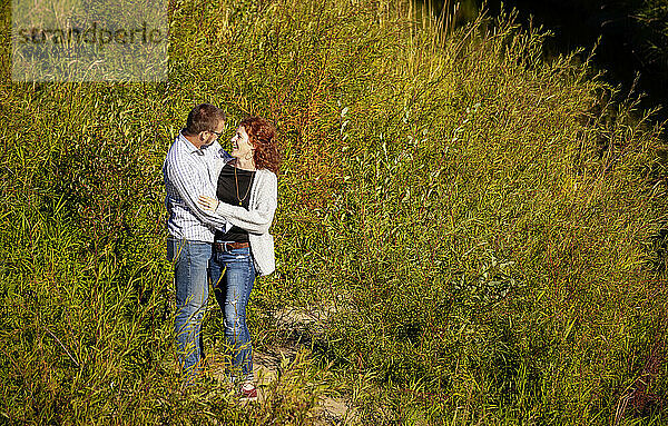 Älteres Ehepaar genießt die gemeinsame Zeit im Freien in einem Park im Herbst; Edmonton  Alberta  Kanada