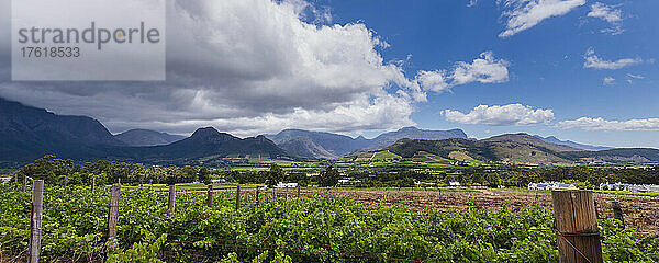 Weinberge und Berge mit dramatischen Wolkenformationen am Horizont in den Weinbergen von Franschhoek; Franschhoek  Cape Winelands  Westkap  Südafrika