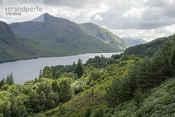 Der See Loch Shiel durchschneidet die Landschaft bei Glenfinnan  Schottland; Glenfinnan  Schottland