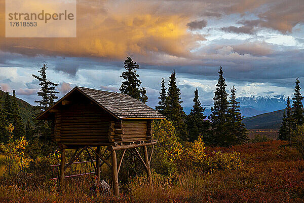 Ein Blockhaus-Lagerschuppen in einer Herbstlandschaft.