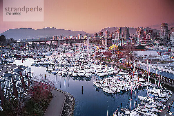 Jachthafen und Stadtbild in der Abenddämmerung  Vancouver  British Columbia  Kanada