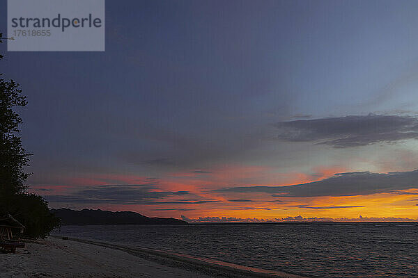 Glühender Horizont bei Sonnenuntergang über Wasser und Horizont; Gili Trawangan  Lombok  West Nusa Tenggara  Indonesien