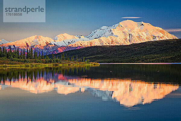 Sonnenuntergangsglühen auf dem Mount Denali (McKinley) spiegelt sich im Wonder Lake im Herbst im Denali National Park and Preserve  Inneres Alaska; Alaska  Vereinigte Staaten von Amerika