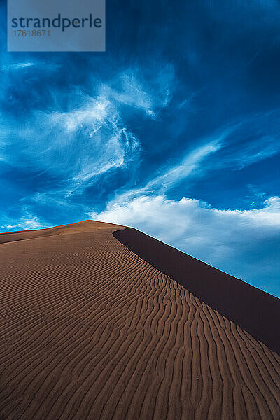 Sanddüne und tiefblauer Himmel; Kelso  Kalifornien  Vereinigte Staaten von Amerika