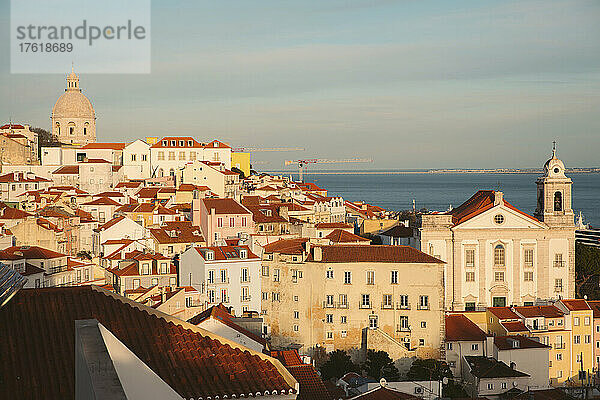 Die Altstadt von Lissabon  Alfama  bei Sonnenuntergang; Lissabon  Portugal