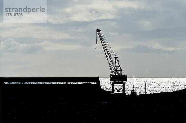 Silhouette eines Krans und eines Bauwerks entlang der Uferpromenade in Sunderland  England; Sunderland  Tyne and Wear  England