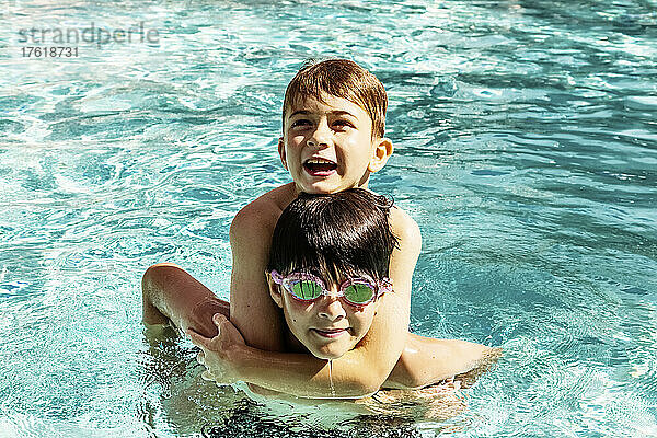 Porträt von zwei Jungen  die in einem Schwimmbad in einer Ferienanlage in Ka'anapali spielen; Ka'anapali  Maui  Hawaii  Vereinigte Staaten von Amerika