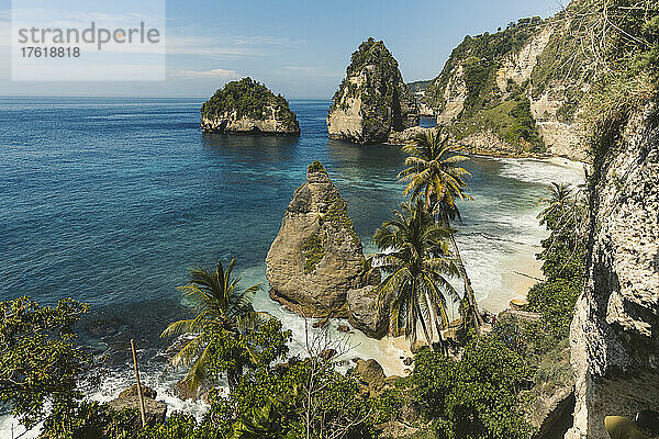 Felsformationen und Küstenlinie des Diamond Beach  Nusa Penida  Bali  Indonesien; Nusa Penida  Bali  Indonesien