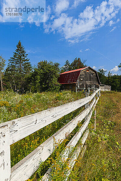 Alte rustikale Scheune und Zaun mit überwuchertem Feld; Laurentides  Quebec  Kanada