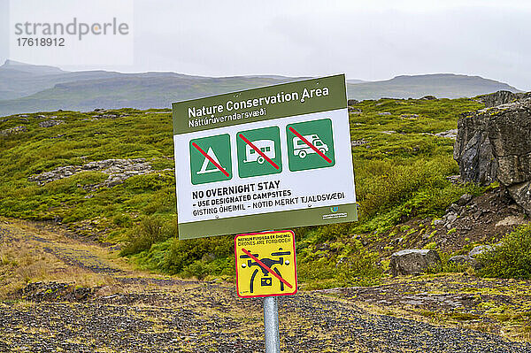 Schild für ein Naturschutzgebiet  das Camping und Drohnenflüge verbietet; Island