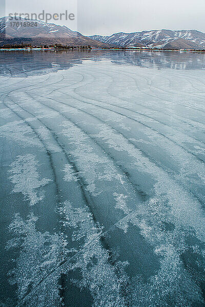 Oberfläche eines zugefrorenen Sees; Ogden  Utah  Vereinigte Staaten von Amerika
