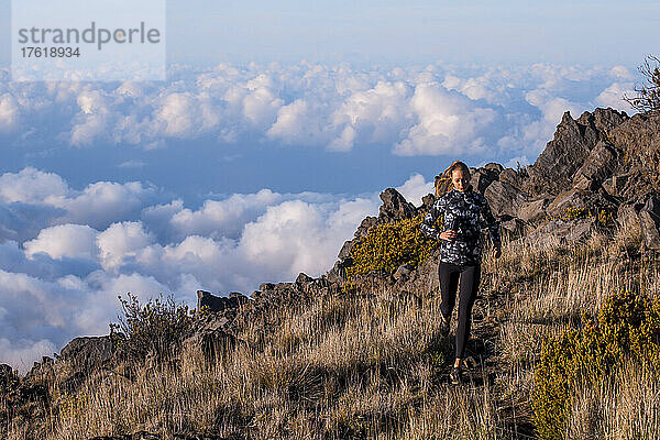 Eine Frau erkundet die Landschaft über dem Haleakala-Krater.