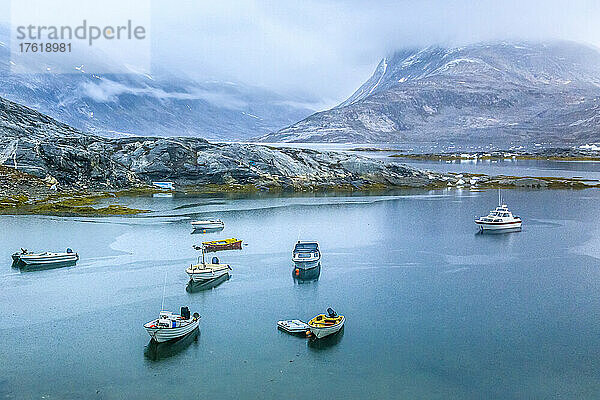 Boote im Hafen des Inuit-Dorfes Tiniteqikaq.
